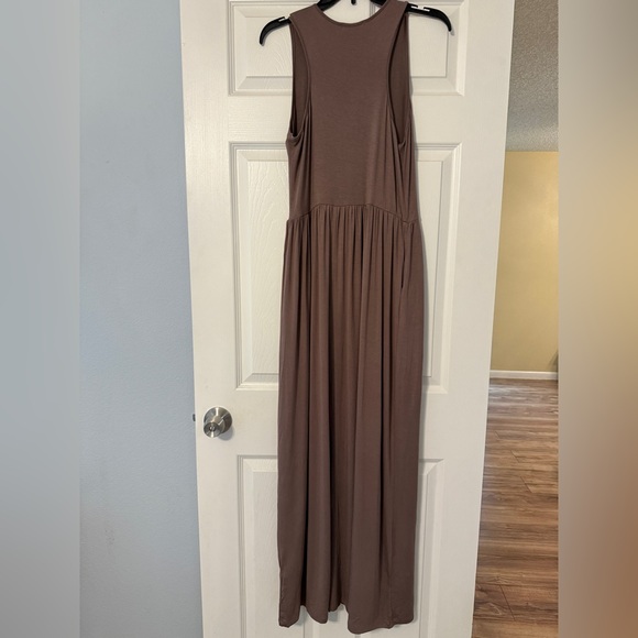 Annabelle Sleeveless Maxi Dress with Pockets - Picture 6 of 8